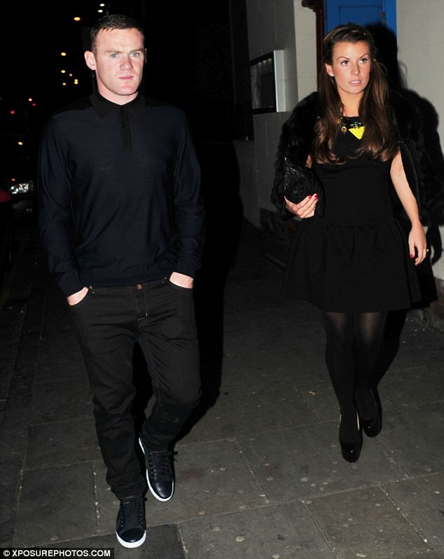 Trước đó, Rooney đã cùng vợ đi đến một nhà hàng ở Manchester mừng sinh nhật không quá ồn ào của mình...